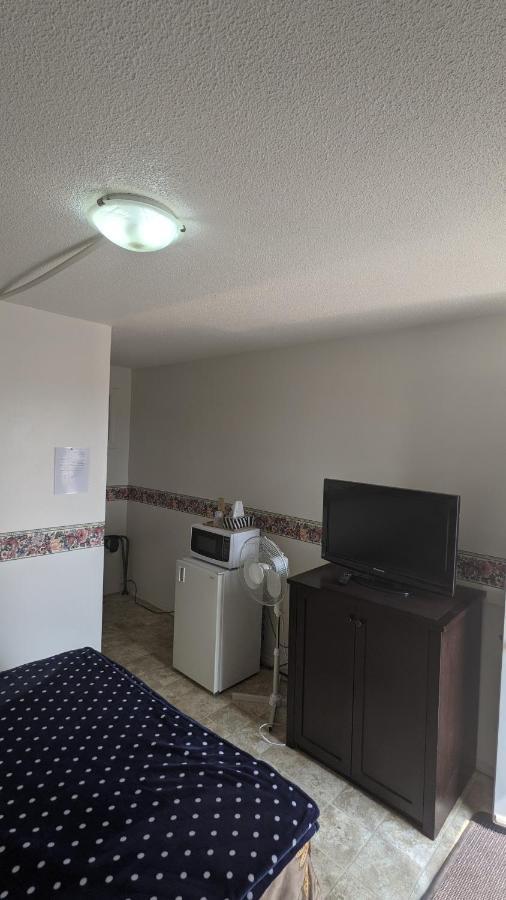 Balgonie Motel Motor Inn Pilot Butte Екстериор снимка